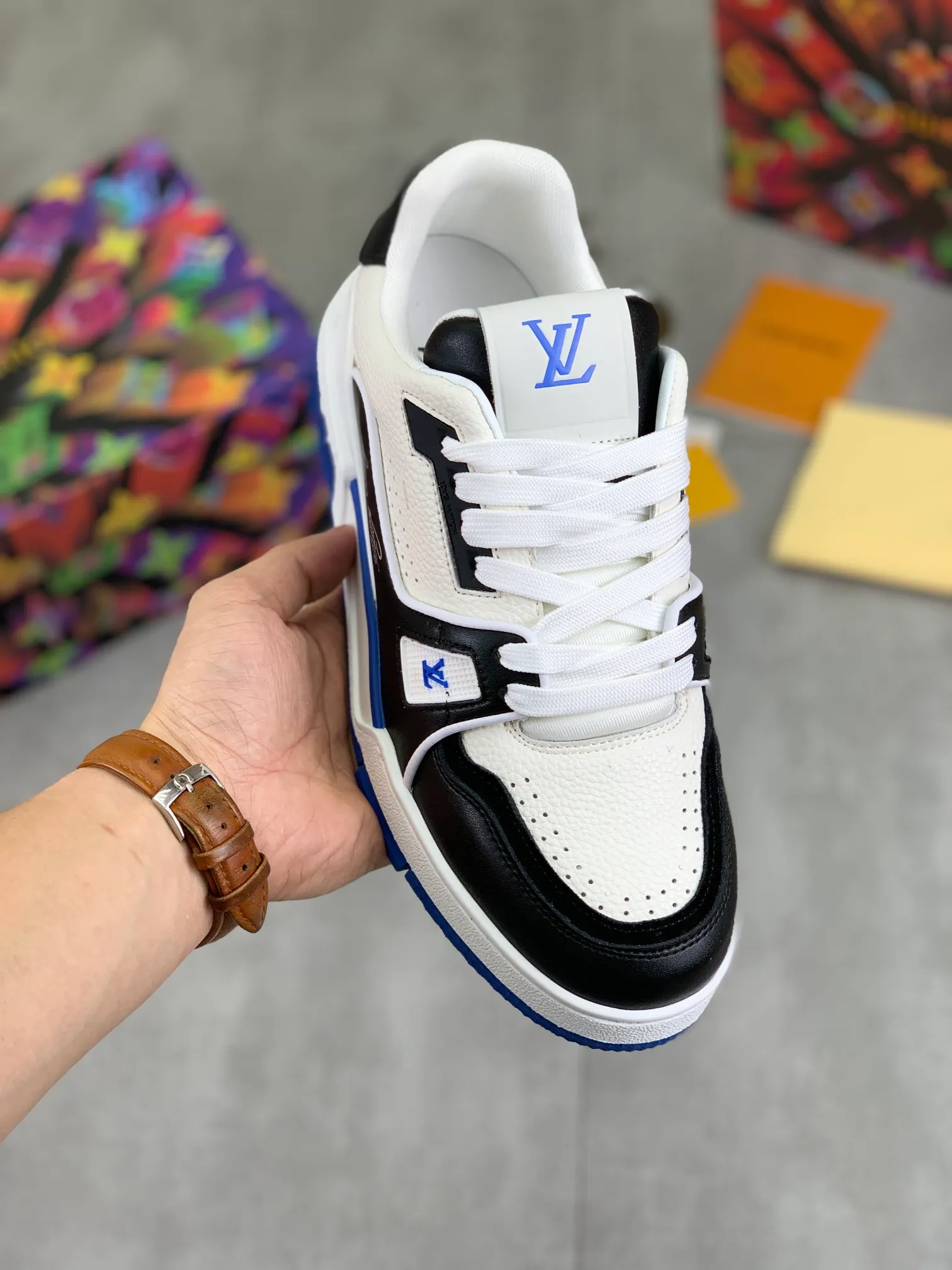 Men's shoes 💰P580 New style 💰💎💎Latest color High version 2025Louis*Vuitto* LV Traine Catwalk TRAINER outsole and fabric private model A shoe that definitely costs a lot of money and effort. This series was designed after the arrival of Vifgil. It is favored by many fans every season. Original TPU outsole Original packaging Men's size: 38-45 (46 can be customized) Color: 3️⃣ colors available (available from stock, super fast delivery)